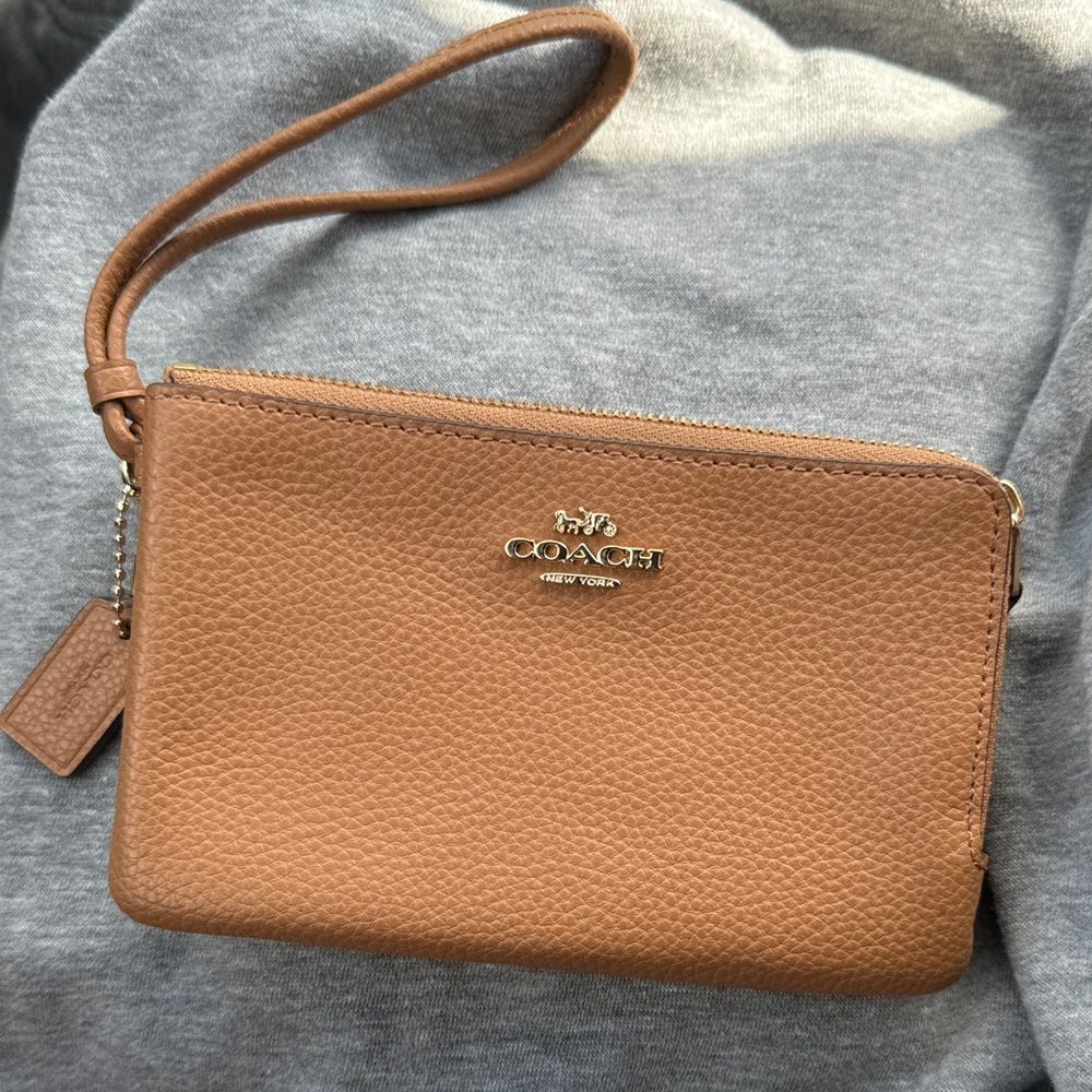 COACH Double Corner Zip Pebble Leather
Wristlet